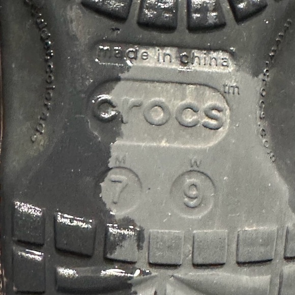 M/7 W/9 black crocs in good condition - Picture 3 of 4
